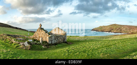 Eine Panorama-Aussicht auf Cape Cornwall in der Nähe von Lands End mit den Ruinen der St. Helena Oratorium eine alte Kapelle stammt aus dem römischen ti Stockfoto