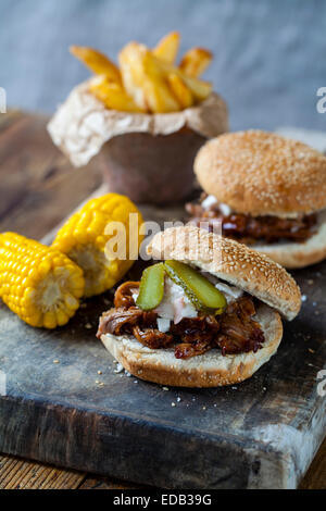 Burger mit zog Schweinefleisch, Mais und Pommes frites Stockfoto