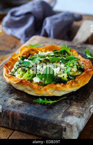 Filo-Teig-Pie mit Braten grüne Gemüse Stockfoto