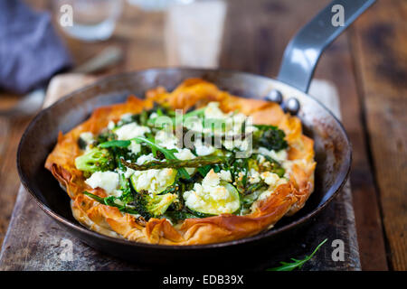 Filo-Teig-Pie mit Braten grüne Gemüse Stockfoto