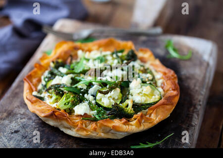 Filo-Teig-Pie mit Braten grüne Gemüse Stockfoto