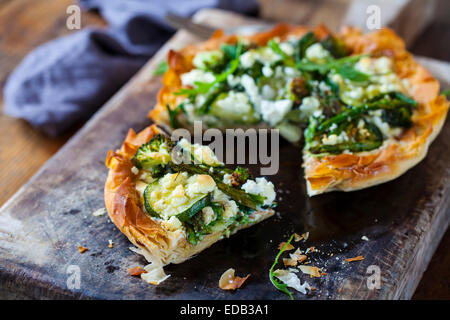 Filo-Teig-Pie mit Braten grüne Gemüse Stockfoto