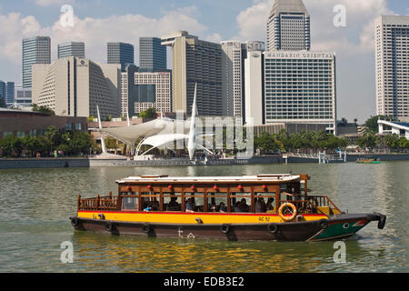 Ausflugsschiff auf dem Singapore River, die Skyline von Singapur, Marinabay, Esplanade drive Stockfoto