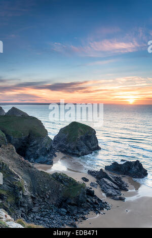 Sonnenuntergang über steile Klippen am Strand von Bedruthan Steps in Cornwall, auch bekannt als Carnewas Stockfoto