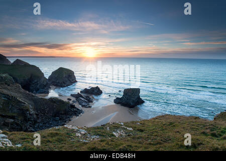 Sonnenuntergang über Bedruthan Steps in Cornwall Stockfoto