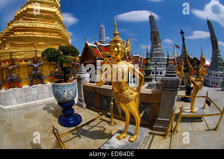 Goldene Kinnara-Statue im Wat Phra Kaeo Tempel-Komplex der Tempel des Smaragd-Buddha in Bangkok, Thailand Stockfoto