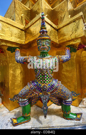 Yaksha Dämon Statue im Wat Phra Kaeo Tempel-Komplex der Tempel des Smaragd-Buddha in Bangkok, Thailand Stockfoto