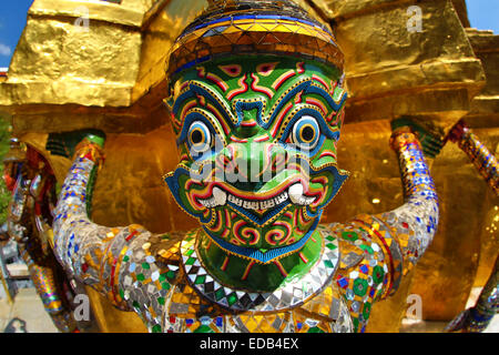 Yaksha Dämon Statue im Wat Phra Kaeo Tempel-Komplex der Tempel des Smaragd-Buddha in Bangkok, Thailand Stockfoto