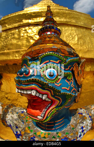 Yaksha Dämon Statue im Wat Phra Kaeo Tempel-Komplex der Tempel des Smaragd-Buddha in Bangkok, Thailand Stockfoto