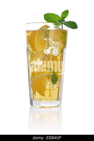 Trinken Sie mit Zitrone, Eis und Minze isoliert auf weißem Hintergrund Stockfoto