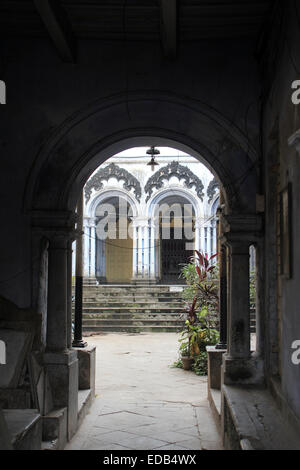 Hof eines Hauses in Kolkata, Westbengalen, Indien am 28. November 2012. Stockfoto