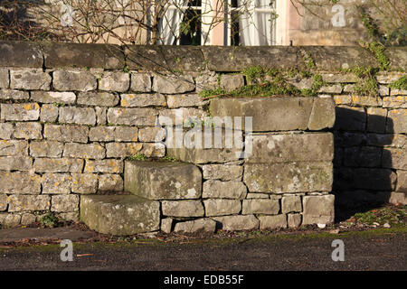 Pferd-Montage Schritte im Peak District Dorf Hartington Stockfoto