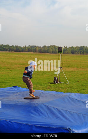 Fallschirmspringer - 2014. Kinder am Flugplatz. Stockfoto