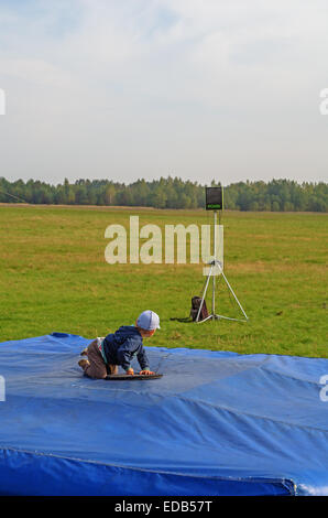 Fallschirmspringer - 2014. Kinder am Flugplatz. Stockfoto