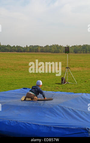 Fallschirmspringer - 2014. Kinder am Flugplatz. Stockfoto