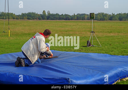 Fallschirmspringer - 2014. Kinder am Flugplatz. Stockfoto