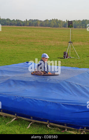 Fallschirmspringer - 2014. Kinder am Flugplatz. Stockfoto