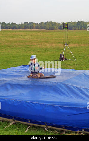 Fallschirmspringer - 2014. Kinder am Flugplatz. Stockfoto