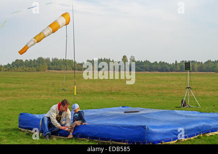 Fallschirmspringer - 2014. Kinder am Flugplatz. Stockfoto