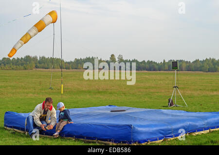 Fallschirmspringer - 2014. Kinder am Flugplatz. Stockfoto