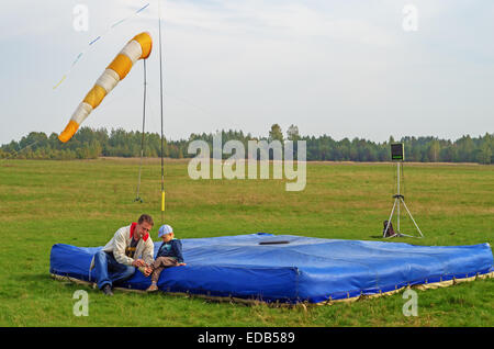 Fallschirmspringer - 2014. Kinder am Flugplatz. Stockfoto