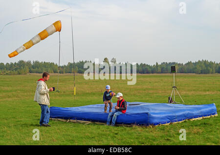 Fallschirmspringer - 2014. Kinder am Flugplatz. Stockfoto