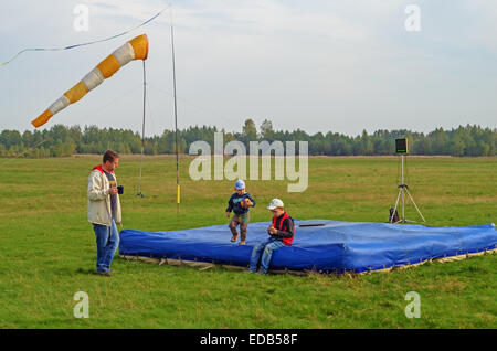 Fallschirmspringer - 2014. Kinder am Flugplatz. Stockfoto