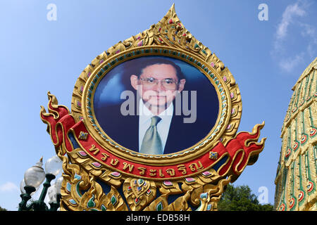 Foto des thailändischen Königs Rama IX, Bhumibol Adulyadej auf der Straße in Bangkok, Thailand Stockfoto