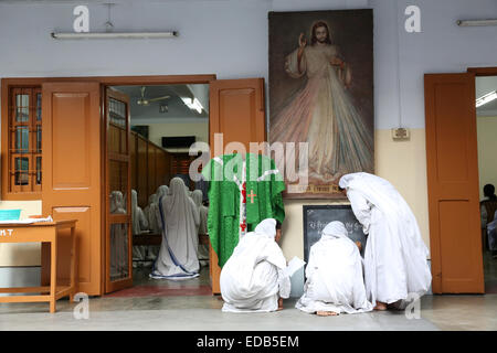 Schwestern der Missionarinnen der Nächstenliebe, die Vorbereitung für das Gebet im Mutterhaus, Kolkata, Indien Stockfoto