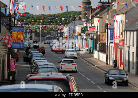 Main Street in Bushmills in Nordirland in der Nacht Stockfoto