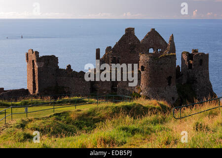 Dunluce Castle (Dunclue Burg) im Abendlicht, Antrim, Nordirland Stockfoto