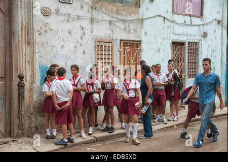 Schülerinnen und Schüler in ihren Uniformen in Havanna, Kuba La Habana Vieja zum UNESCO-Weltkulturerbe Stockfoto