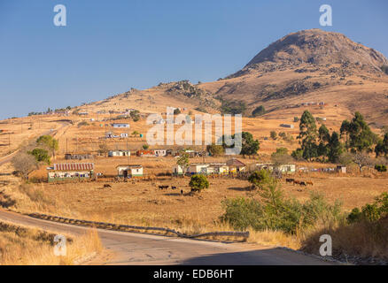 HHOHHO, Swasiland, Afrika - ländliche Siedlung, Häuser, Gebäude und Landwirtschaft und asphaltierte Straße. Stockfoto