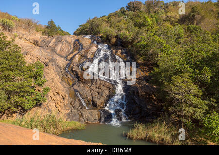 HHOHHO, Swasiland, Südafrika - Phophonyane Nature Reserve Wasserfall über die Felsen abstürzende. Stockfoto