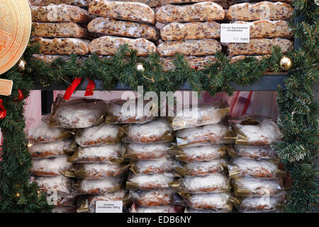 Christstollen auf Weihnachtsmarkt in Dresden, Deutschland - traditionelle süße Frucht Laib mit Puderzucker Zucker Stockfoto