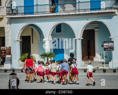 Kubanische Kinder Uniformen gehen durch Altstadt Havanna Kuba Tourismus UNESCO World Heritage Site Stockfoto