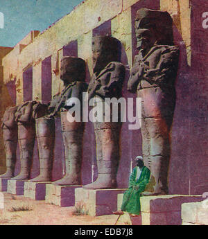 Kolossale Statuen im Tempel von Ramses III in Karnak, Ägypten, um 1900 Stockfoto