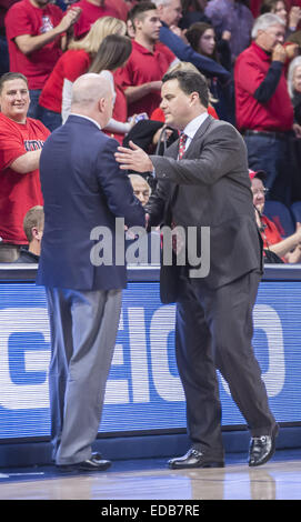 Tucson, Arizona, USA. 4. Januar 2015. Arizona Wildcats Head Coach SEAN MILLER, Recht, schüttelt Arizona State Sun Devils Head Coach HERB SENDEKs Hand nach den Arizona Wildcats gewann im McKale Center am Sonntag, 4. Januar 2015 in Tucson, Arizona Arizona Wildcats die Arizona State Sun Devils 73 - 49 besiegten. © Ryan Revock/ZUMA Wire/ZUMAPRESS.com/Alamy Live-Nachrichten Stockfoto