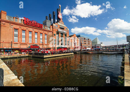 Niedrigen Winkel Blick auf die wiederbelebte Industriegebäude in Baltimore Inner Harbor, Maryland Stockfoto