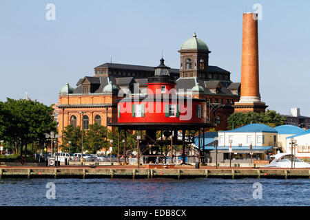 Blick auf die sieben Fuß Knoll Leuchtturm, Innenhafen, Baltimore, Maryland Stockfoto
