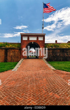 Eingang Blick auf Fort McHenry, mit einer großen amerikanischen Flagge, Baltimore, Maryland Stockfoto