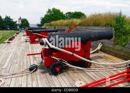 Reihe von Kanonen auf eine Batterie Rampe, Fort McHenry, Baltimore, Maryland Stockfoto