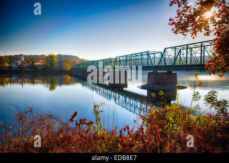 Herbstmorgen Blick auf die neue Hoffnung-Lambertville-Brücke über den Delaware River, New Hope, Pennsylvania Stockfoto