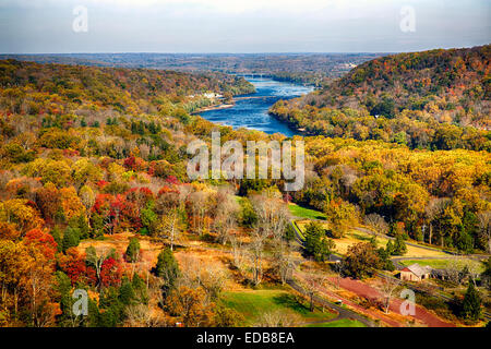 Blick auf den Fluss Delaware während Peak Herbstlaub mit den New Hope-Lambertville Brücken, Bucks County, Pennsylvania Stockfoto