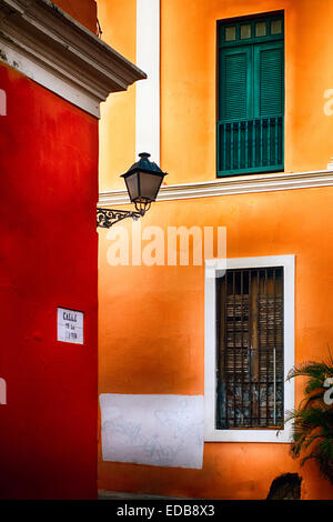 Blick auf einer Straßenecke mit traditionellen Pastell farbigen spanischen Architektur, Old San Juan, Puerto Rico Stockfoto