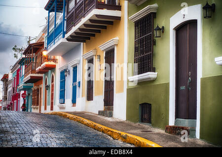 Niedrigen Winkel Ansicht von bunten Häusern auf einer Straße mit Kopfsteinpflaster, Calle San Justo, Old San Juan, Puerto Rico Stockfoto