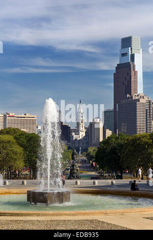 Blick vom Rocky Steps, Philadelphia Museum of Art, mit Blick auf die Ben Franklin Parkway und Eakins Kreis, Philadelphia, PA Stockfoto