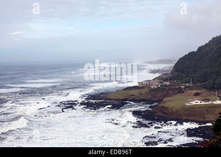 Stürmischer See Pfund in des Teufels Butterfass und Cape Perpetua' Küste südlich von Ruhestand entlang der malerischen Oregon Coast Highway. Stockfoto