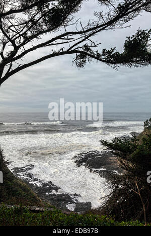 Stürmischer See Pfund in des Teufels Butterfass und Cape Perpetua' Küste südlich von Ruhestand entlang der malerischen Oregon Coast Highway. Stockfoto