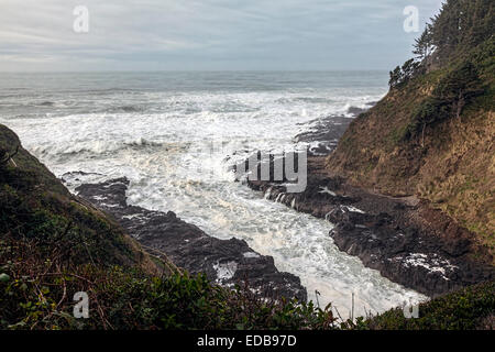 Stürmischer See Pfund in des Teufels Butterfass und Cape Perpetua' Küste südlich von Ruhestand entlang der malerischen Oregon Coast Highway. Stockfoto